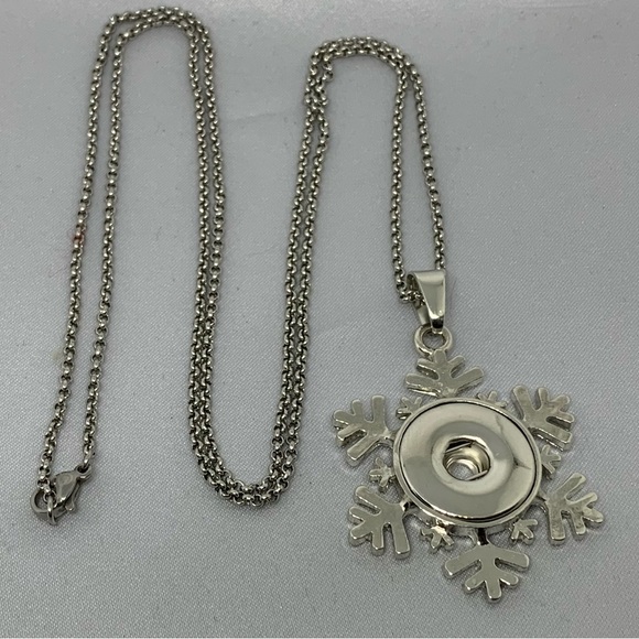 ✨Snowflake Snap Button Charm Necklace - Comes with ALL 3 Charms - Picture 4 of 5